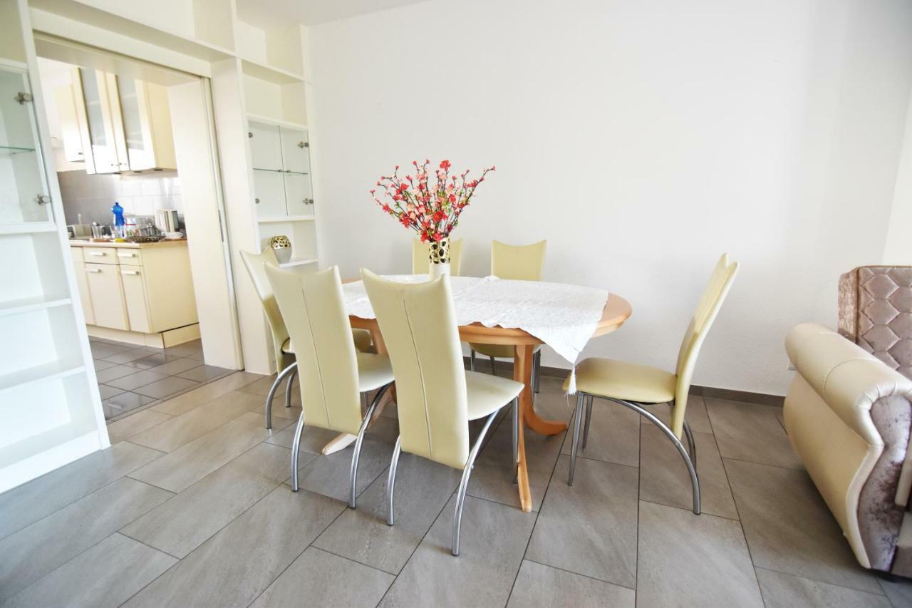 Zeitwohnen Im Schonem Haus Mit Grosser Terrasse In Koln-rath Hébergement de vacances