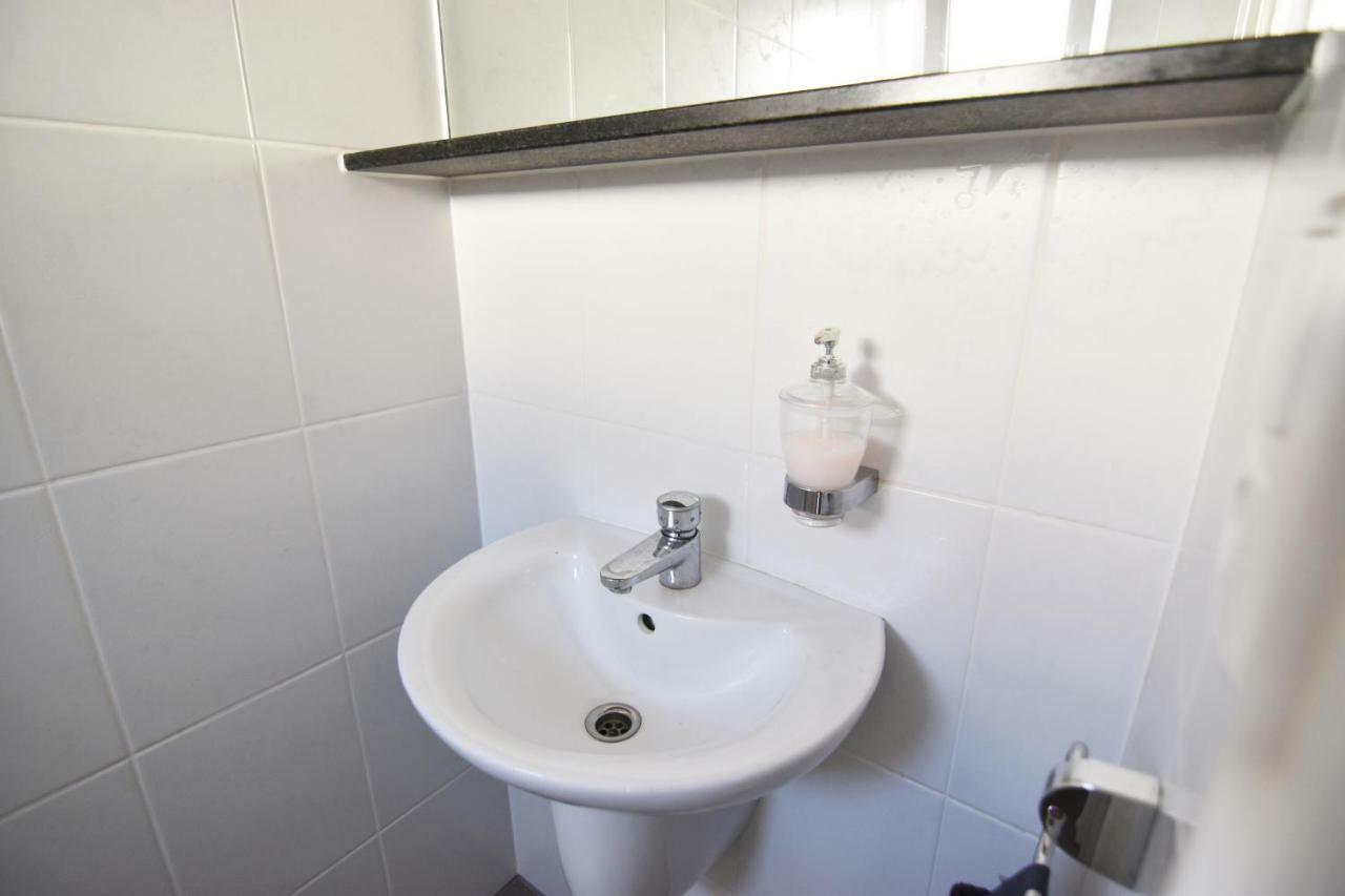 Zeitwohnen Im Schonem Haus Mit Grosser Terrasse In Koln-rath Hébergement de vacances *